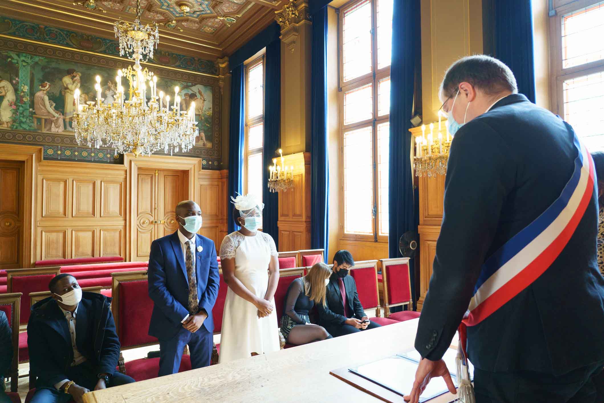 Photographe mariage Paris 13e – Couple de mariés devant l'officiant lors de la cérémonie civile à la mairie du 13e arrondissement de Paris