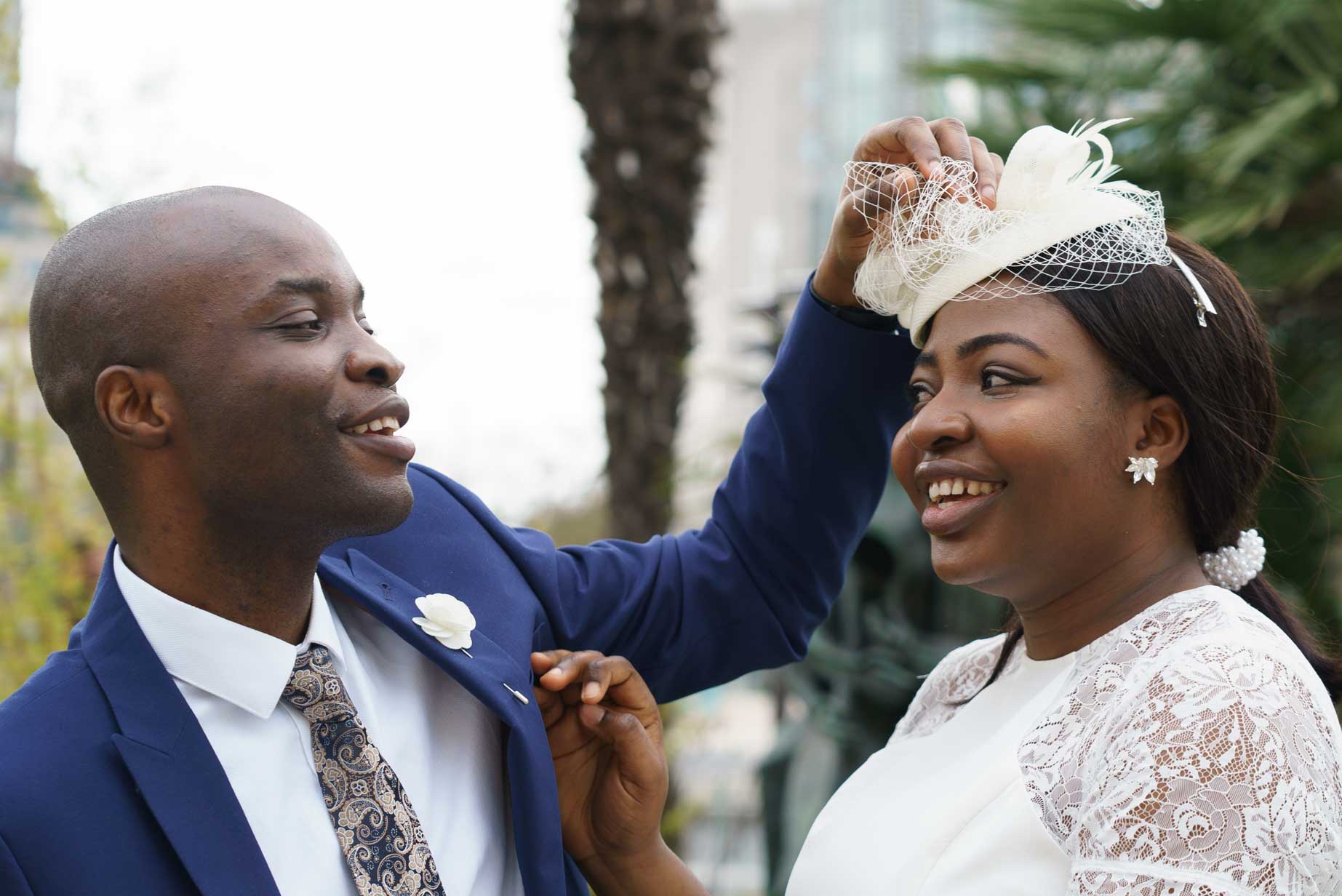 Photo de mariage à la mairie de Paris 13e – Couple de mariés portraits riant et partageant un moment de complicité devant la mairie de Paris 13e