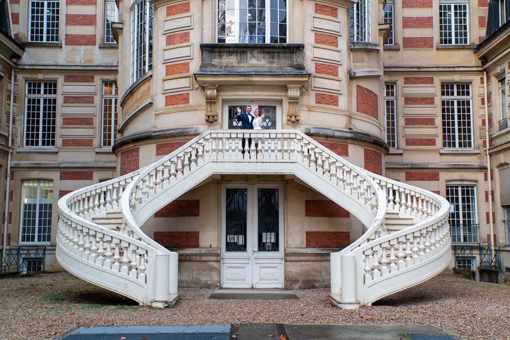 Photographe mariage Versailles - couple extérieur escalier mairie