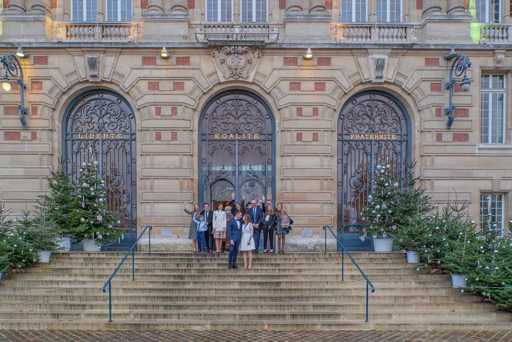 Photographe Versailles mariage - séance photo mairie extérieur famille