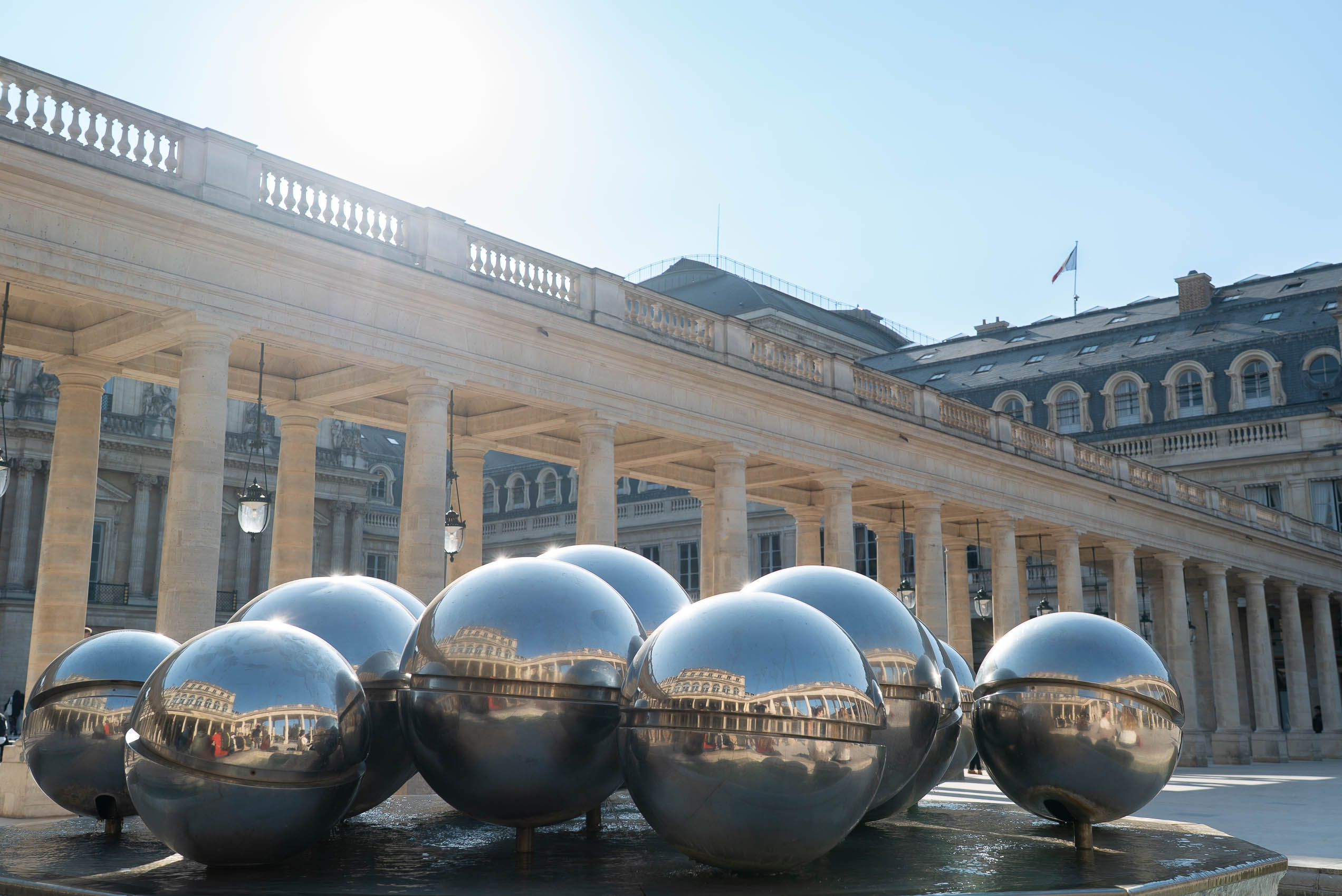 Reflets sur les Sphérades du Palais Royal — répétition et symétrie en balade photo Paris cours de composition en extérieur