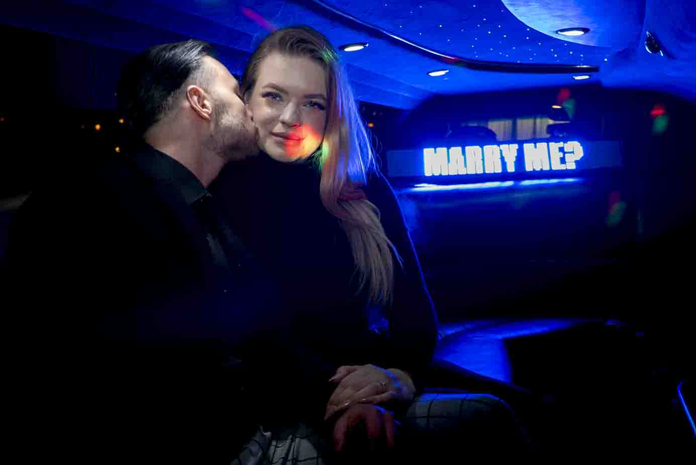 Lettre LED lumineuse 'Marry Me' lors d’une demande en mariage en limousine à Paris.