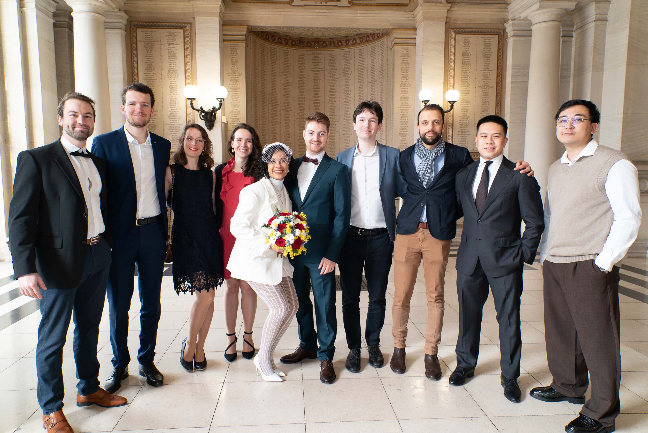 Invités réunis devant la mairie de Neuilly-sur-Seine — reportage mariage civil spontané