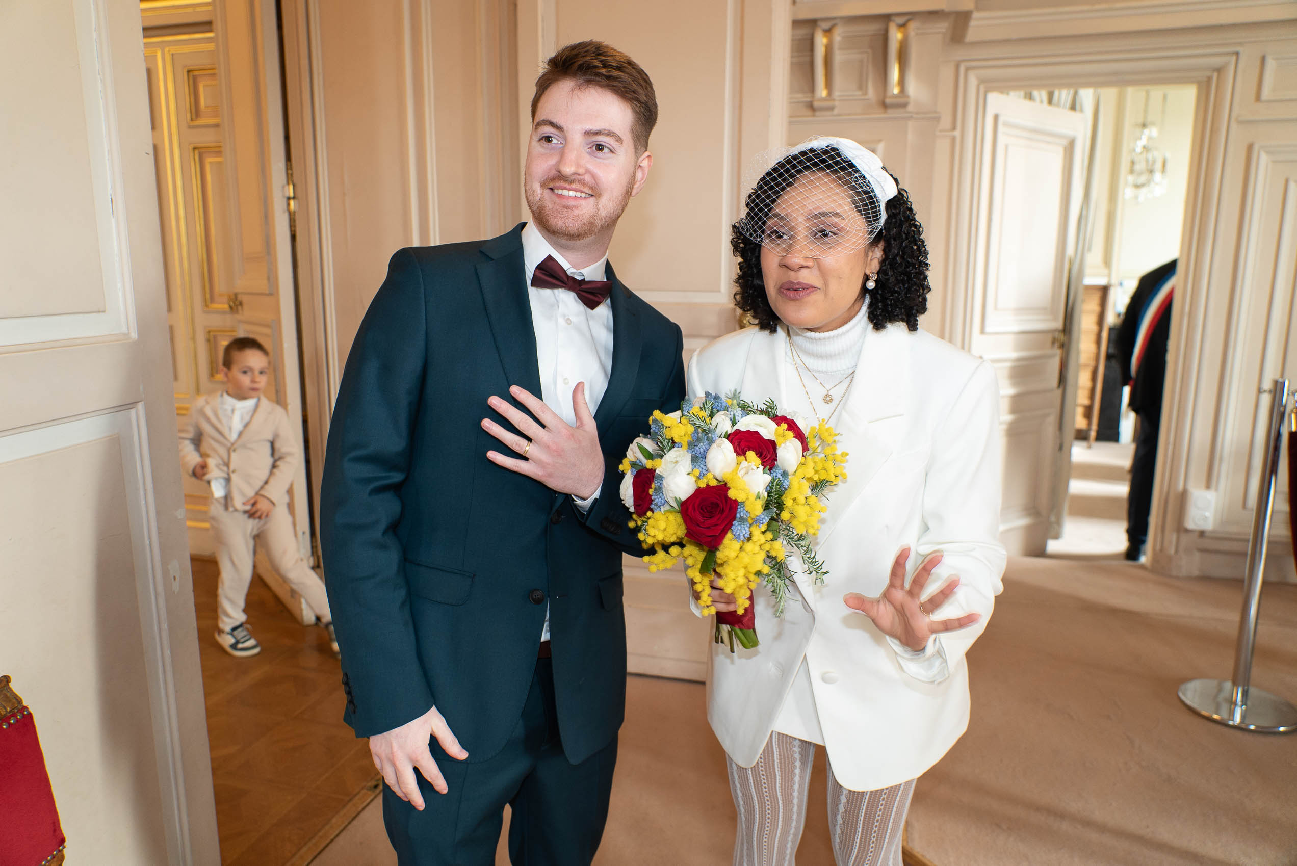 Moment spontané capturé lors du mariage civil à Neuilly-sur-Seine — reportage naturel