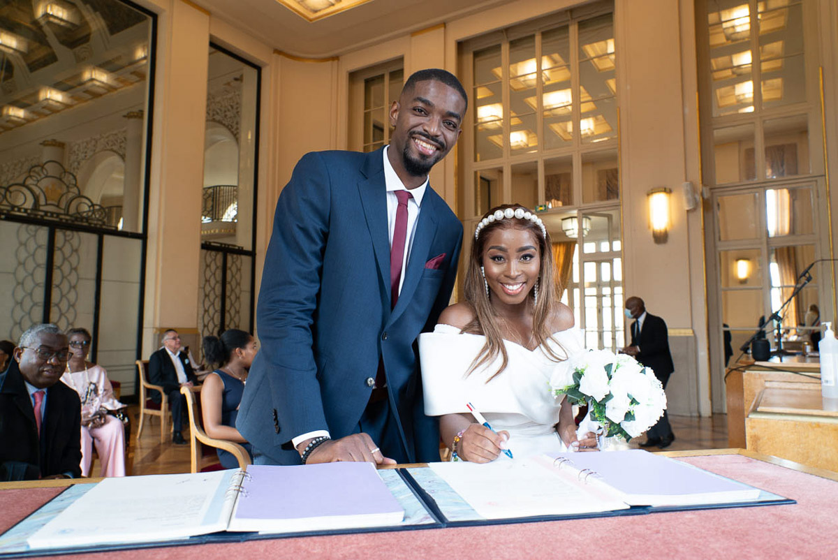 Photographe mariage Paris, couple fraîchement marié lors de la signature à la mairie, 5e arrondissement