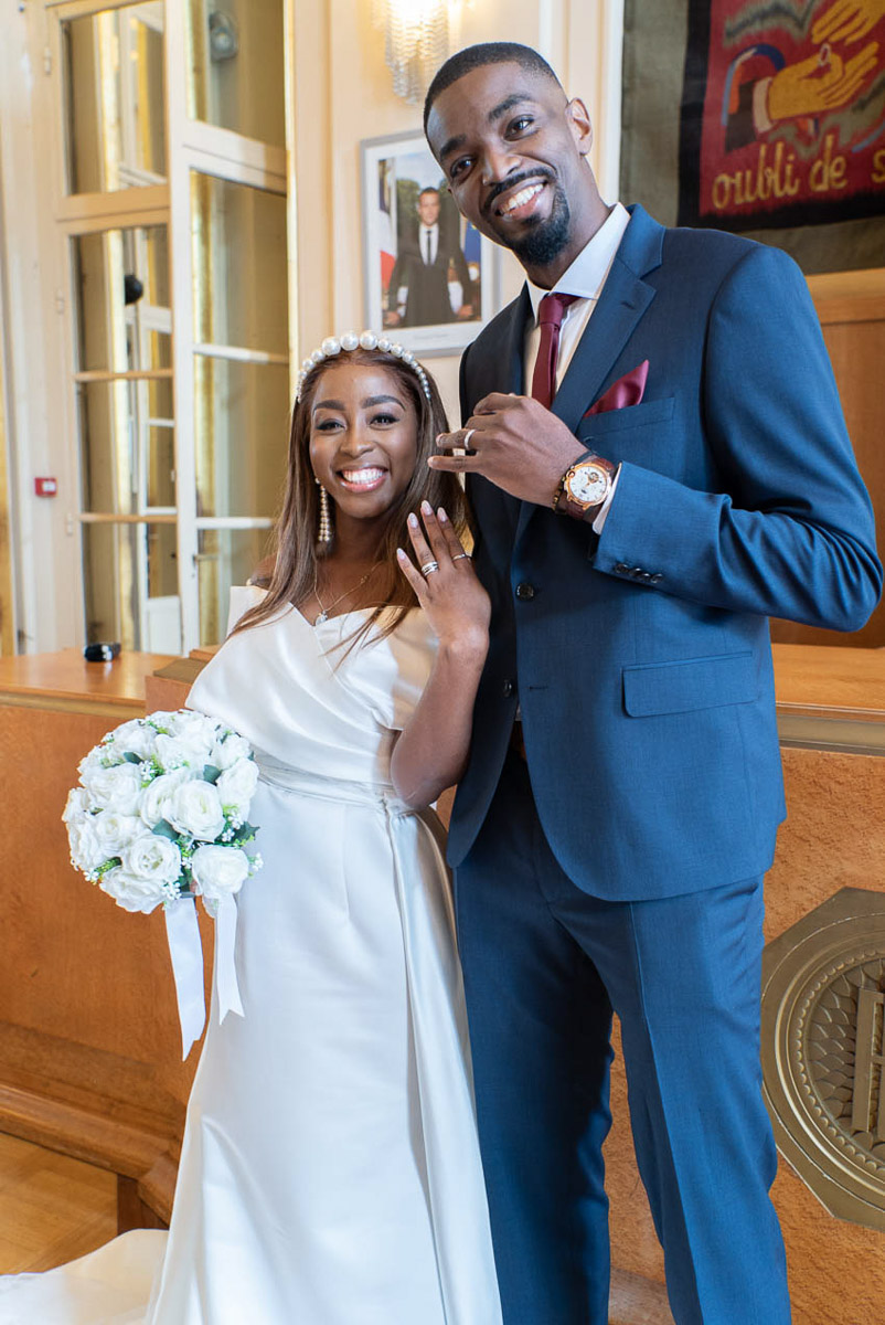 Photographe mariage Paris, échange des alliances avec sourire, Paris 5e