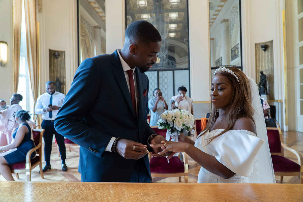 Photographe mariage Paris, échange des alliances pendant la cérémonie civile à la Mairie de Paris 5e