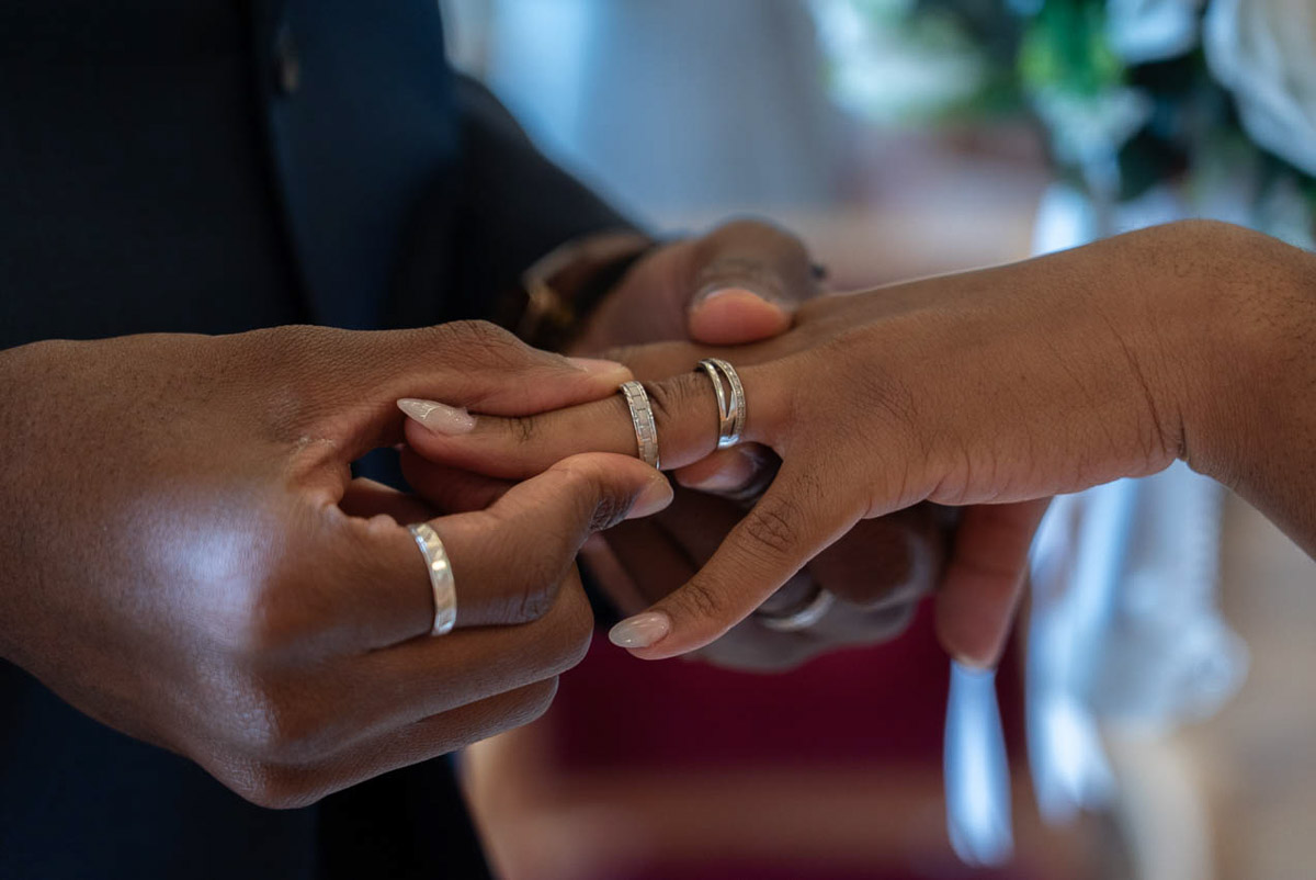 Photographe mariage Paris, main de la mariée avec son alliance, 5e arrondissement