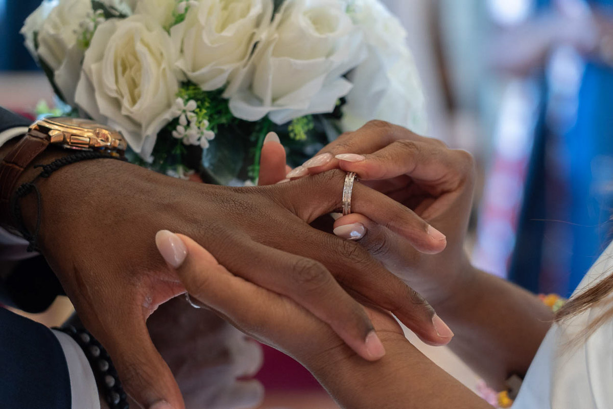 Photographe mariage Paris, alliance portée par la mariée, Paris 5e