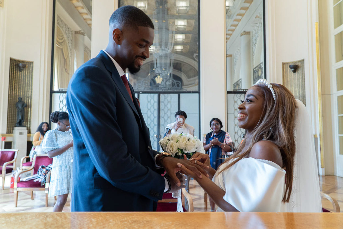 Photographe mariage Paris, échange des vœux entre les mariés à Paris 5e