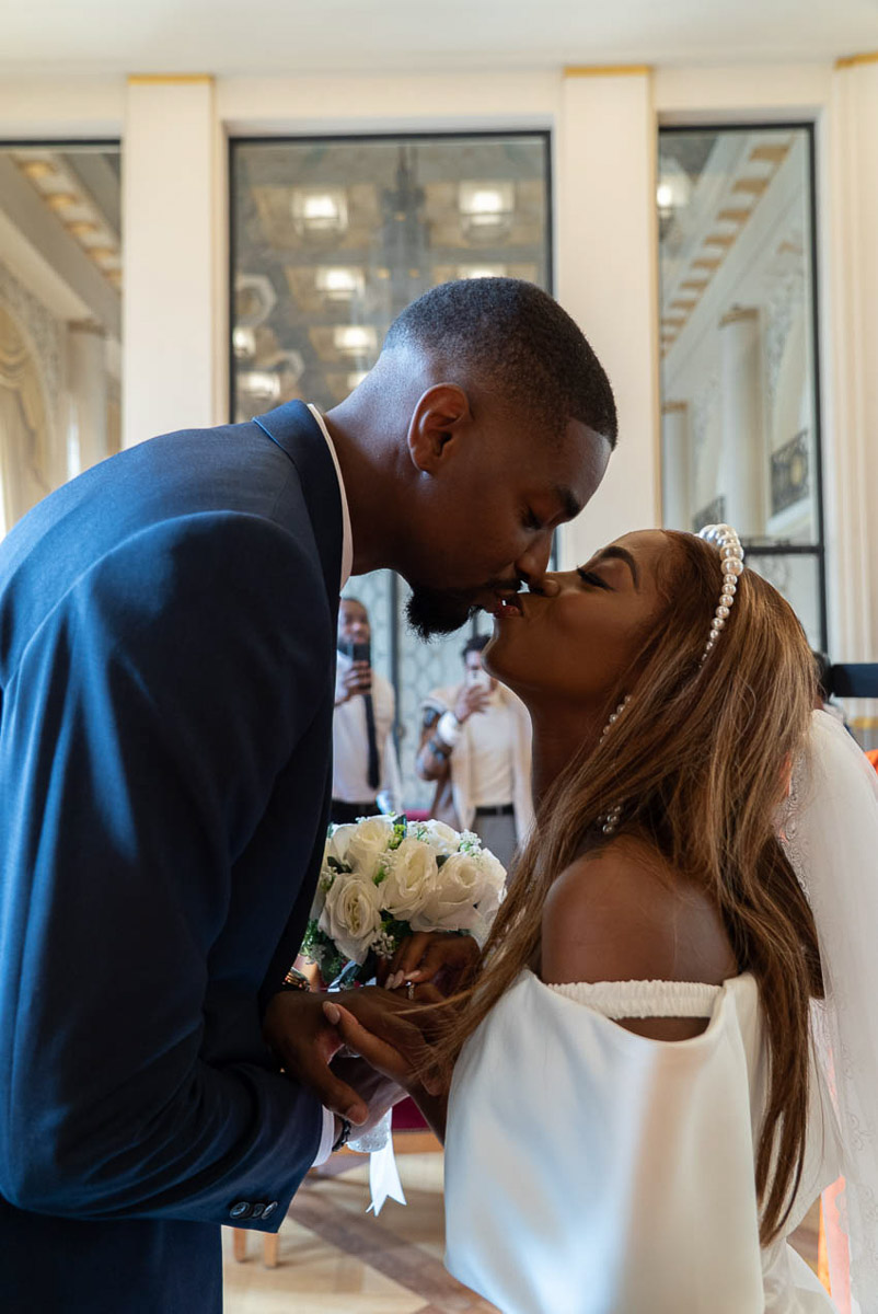 Photographe mariage Paris, baiser après l'échange des vœux entre les mariés à Paris