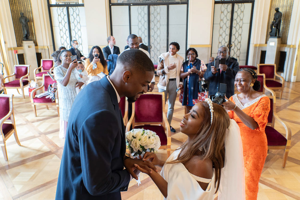 Photographe mariage Paris, photo de famille dans la salle de mariage, Paris 5e