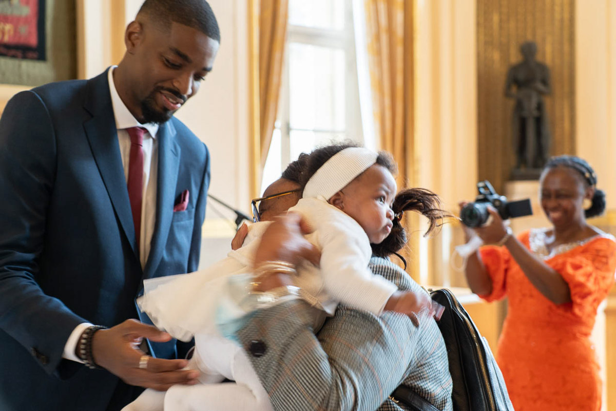 La mariée tenant son bébé après la cérémonie de mariage