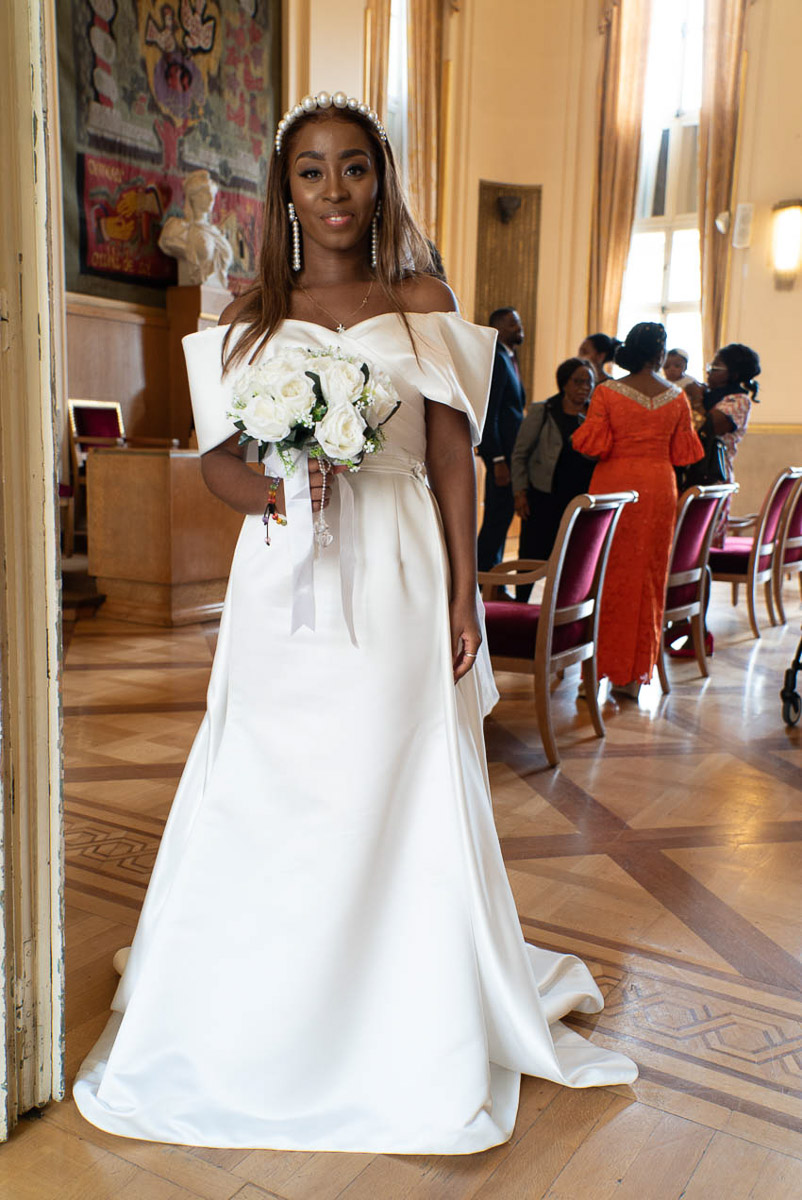 Portrait de la mariée avec son bouquet avant la cérémonie