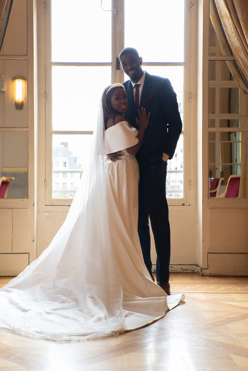 Le couple de mariés face à face, regardant dans les yeux