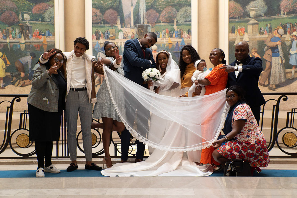 Photographe mariage Paris - 156 Photo Famille Maries Heureux Sortie Mairie