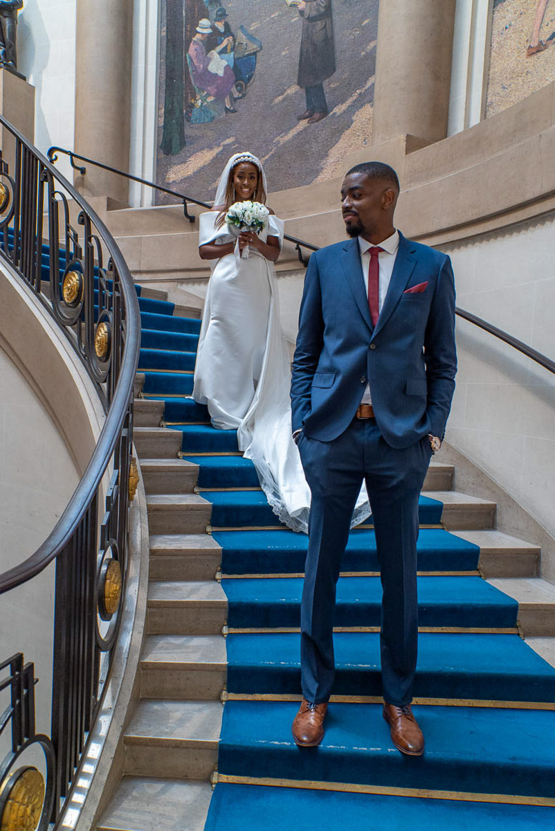 Photographe mariage Paris - 196 Escalier Marie A Quelques Marches Devant Mariee