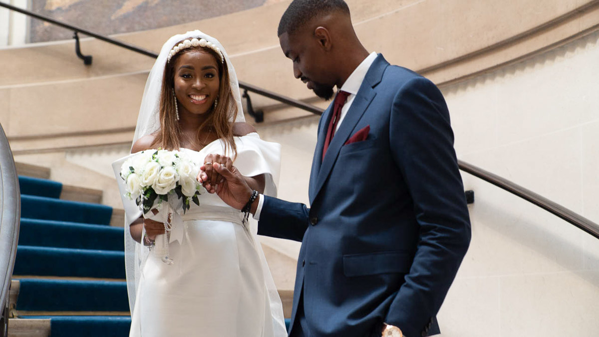 Photographe mariage Paris - 201 Maries Romantique Escaliers Main Dans La Main