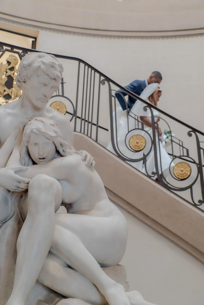 Photographe mariage Paris - 204 Photographe Couple Maries Descendre L Escalier