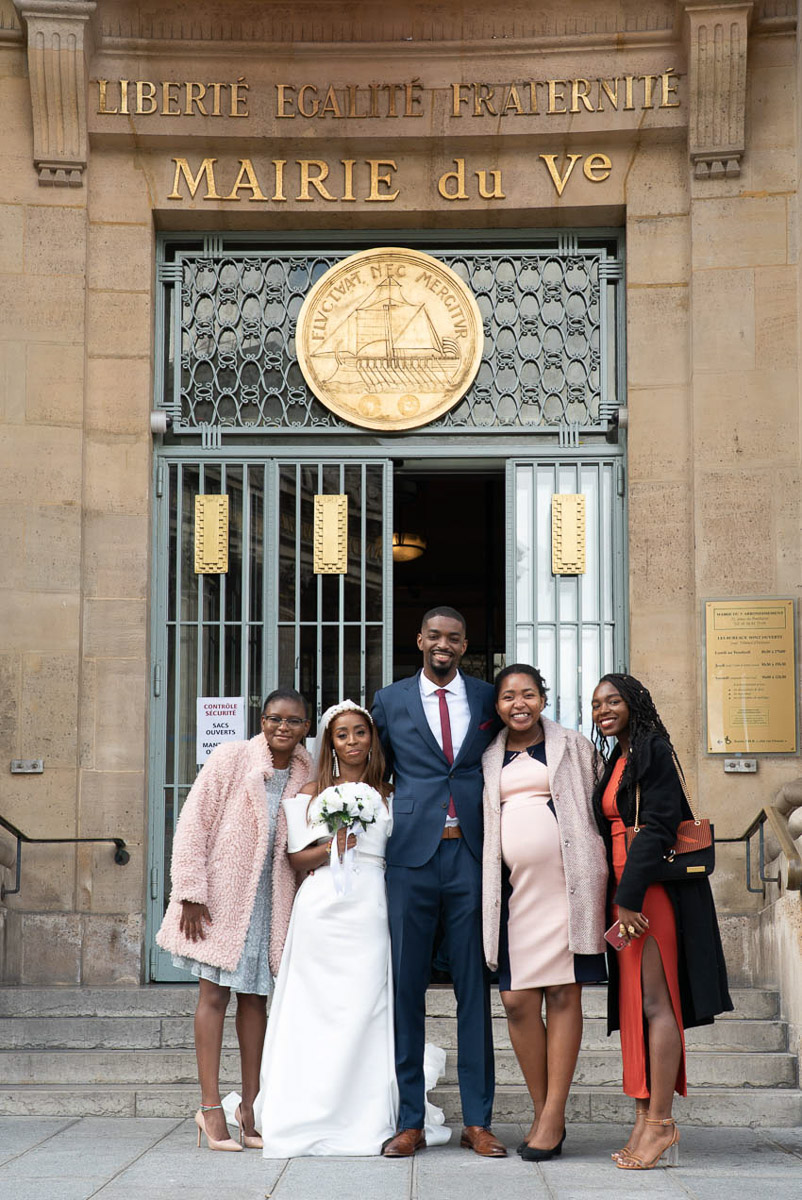 Photographe mariage Paris - 225 Photo Mariage Groupe Devant Porte Mairie Paris 5E