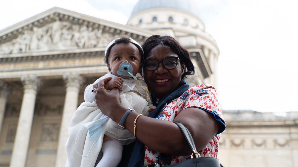 Photographe mariage Paris - 244 Photo Gros Plan Bebe Grand Mere Pantheon