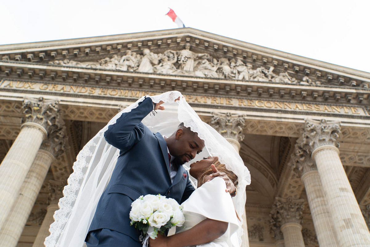 Photographe mariage Paris - 278 Couple Maries Bisous Sous Voile Mariee Pantheon Paris