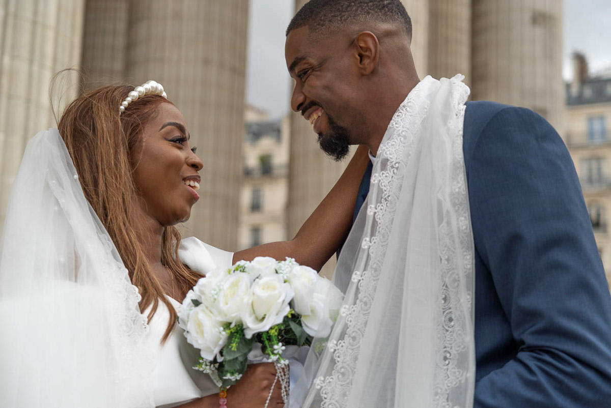 Photographe mariage Paris - 295 Couple Maries Echange Sourire Regard