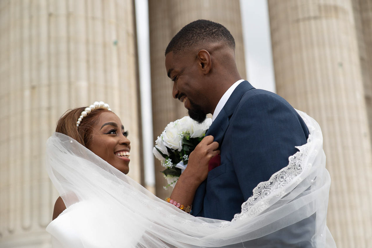 Photographe mariage Paris - 299 Couple Maries Regards Echanges Avec Sourire Photographe Mariage Paris