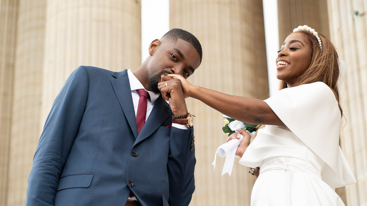 Photographe mariage Paris - 321 Marie Embrasser Main Mariee Yeux Sur L Objectif