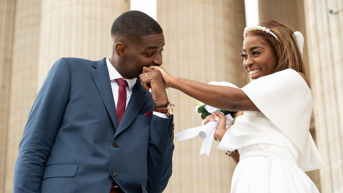 Photographe mariage Paris - 322 Photo Maries Sourire Echange Bisous Main