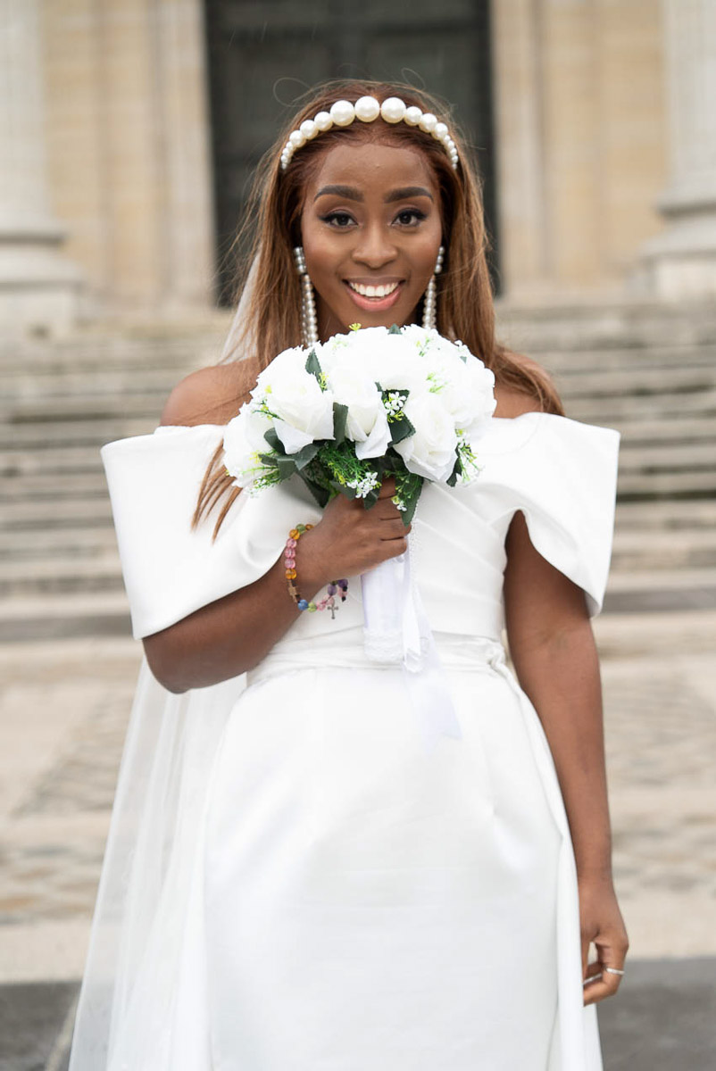 Photographe mariage Paris - 344 Photo Mariee Sentir Bouquet Sourire