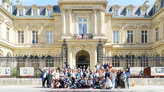 Photo de groupe mariage Photo de mariage à Paris : groupe réuni après le mariage civil à la mairie du 3ème. Photographe pour mariage capturant les photo mariage invités.