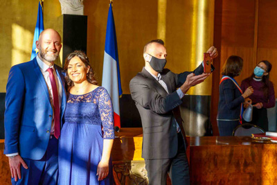 Portrait des mariés dans la salle des mariages de la mairie de Boulogne-Billancourt
