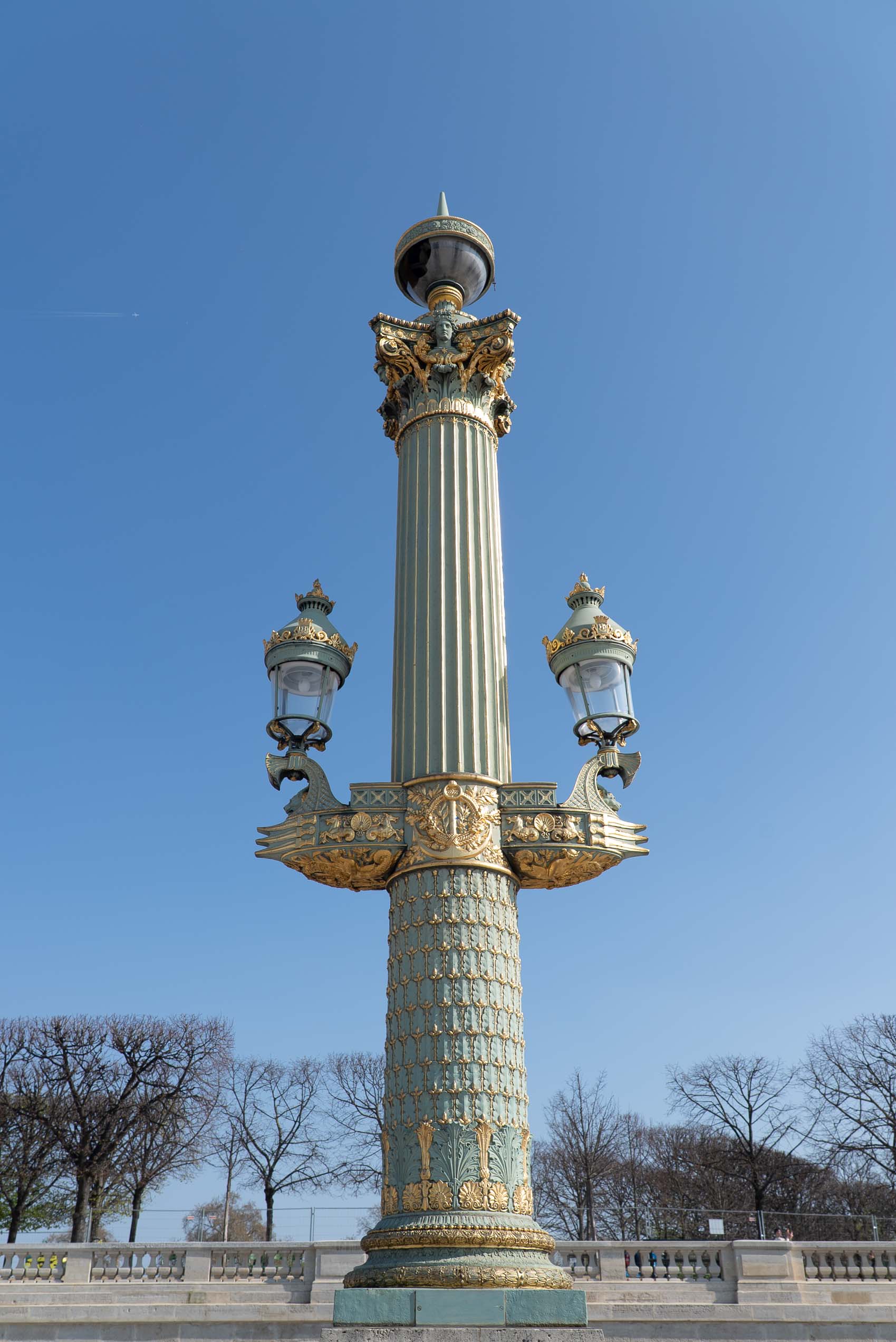 Candélabre de la Concorde — lignes verticales en balade photo Paris cours de composition en extérieur