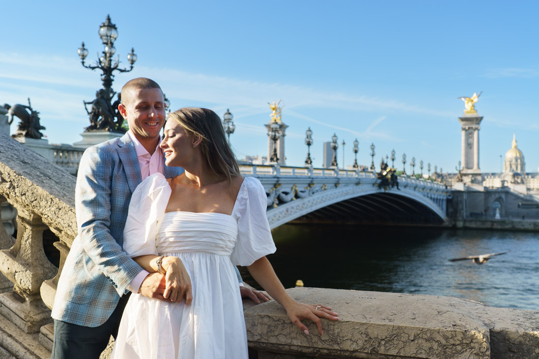 Photo du pont Alexandre III à Paris et Invalides – couple
