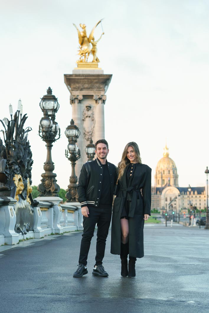 Couple photographié devant les invalides, sur le pont Alexandre III à Paris avec nymphe.