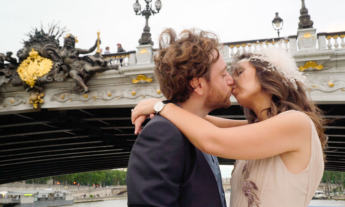 Nymphe dorée et couple sur le pont Alexandre III à Paris