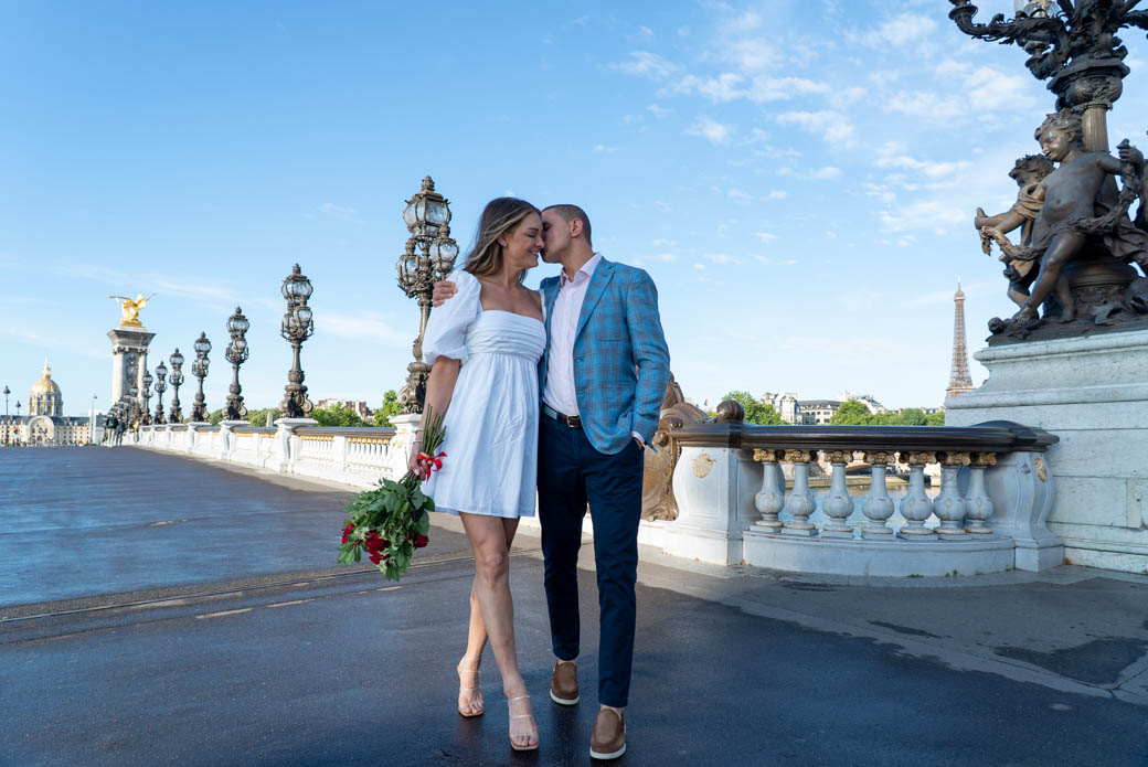 Vue sur la tour Eiffel depuis le pont Alexandre III à Paris – couple