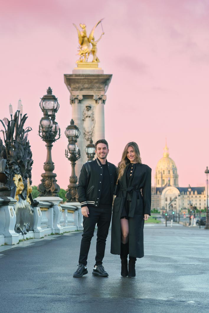 Ciel rose sur le pont Alexandre III à Paris – séance photo couple