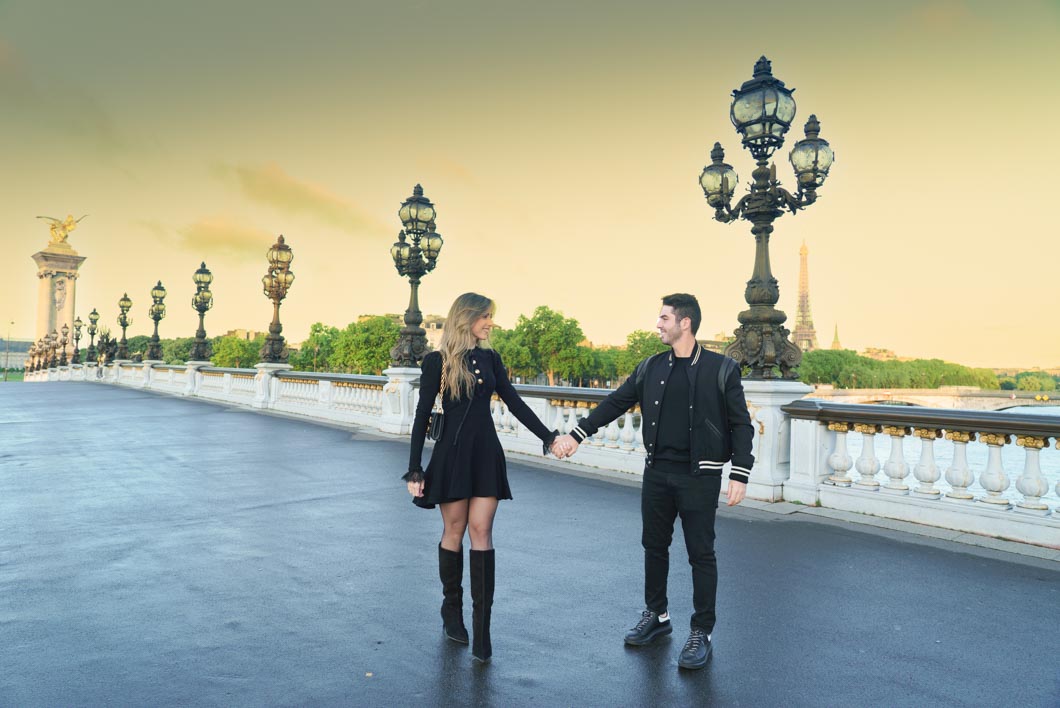 Couple avec la tour Eiffel en arrière-plan sur le pont Alexandre III