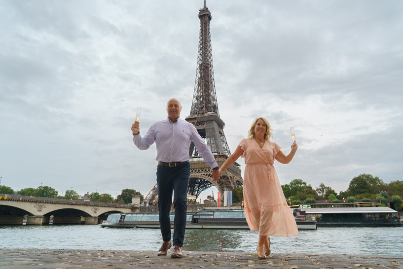 Séance photo de couple devant la Tour Eiffel depuis le port Debilly