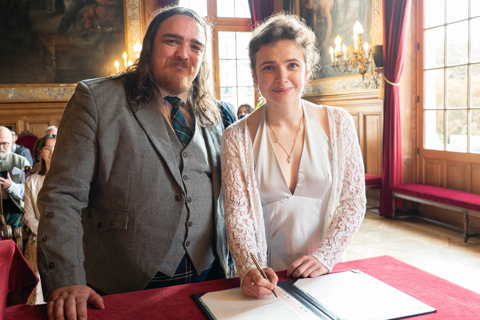 Signatures du registre à la mairie du 19e arrondissement — moment essentiel du mariage civil à Paris