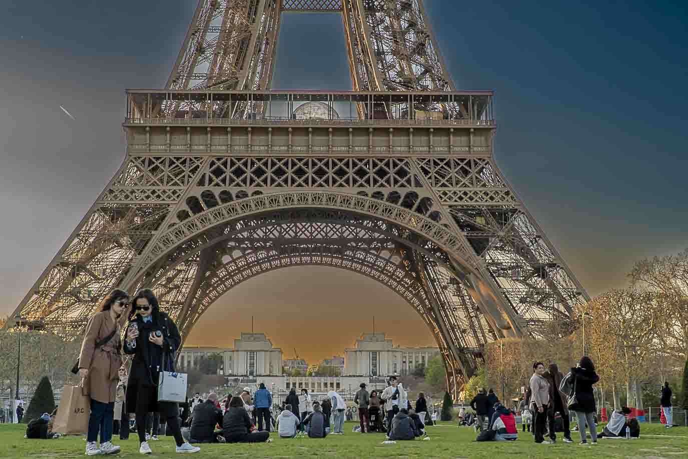 Photo devant la Tour Eiffel au Champ de Mars, spot Paris Tour Eiffel idéal pour séance photo