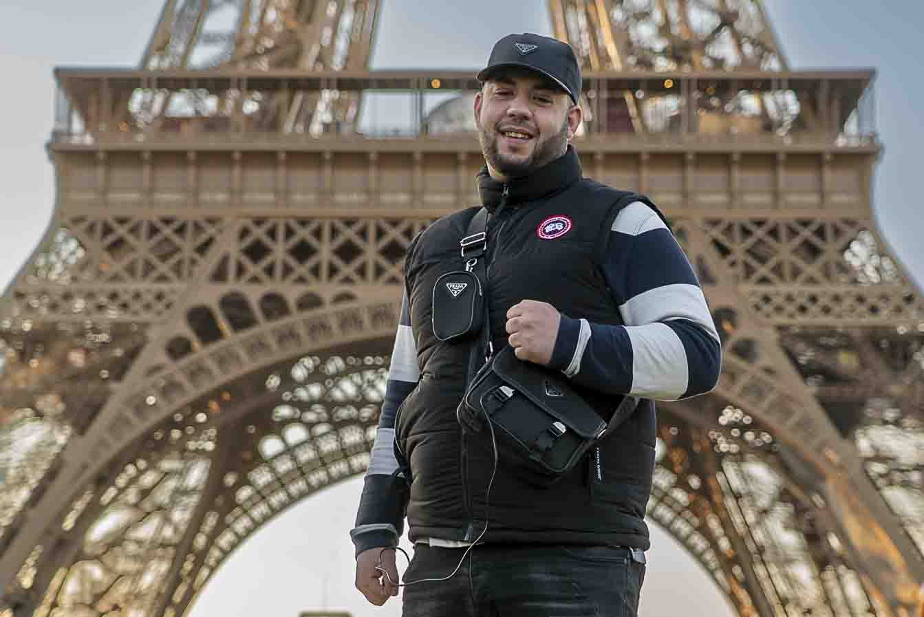 Spot photo Tour Eiffel au Champ de Mars, photo de Paris avec la Tour Eiffel vue classique depuis le parc