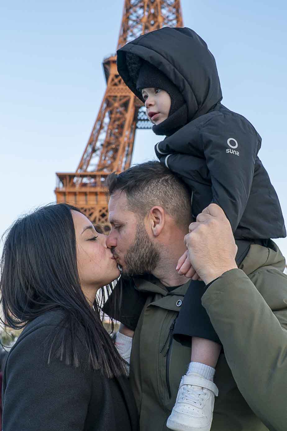 Portrait couple avec bébé, spot photo Pont d’Iéna