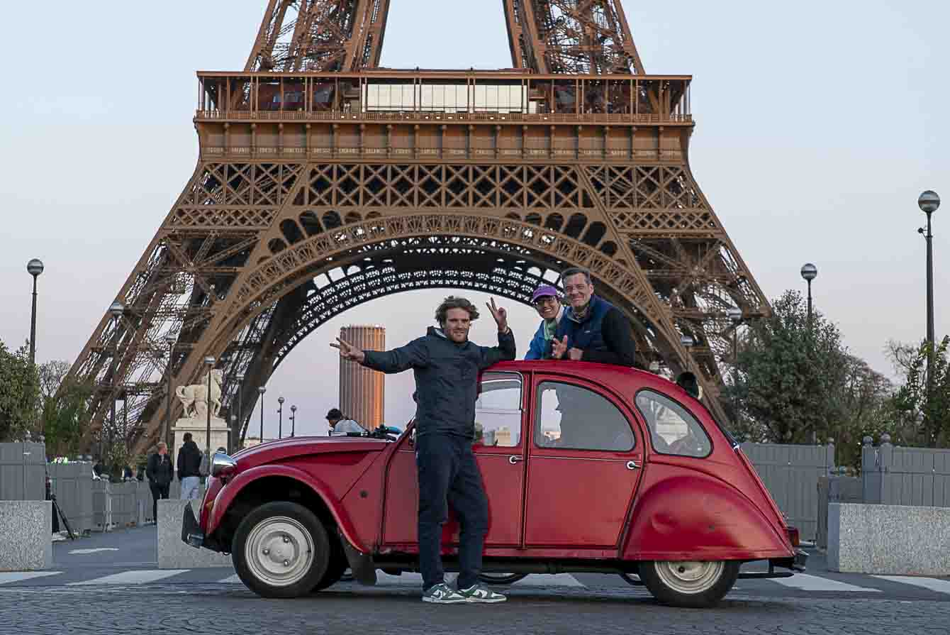 Photo couple voiture coccinelle rouge Tour Eiffel