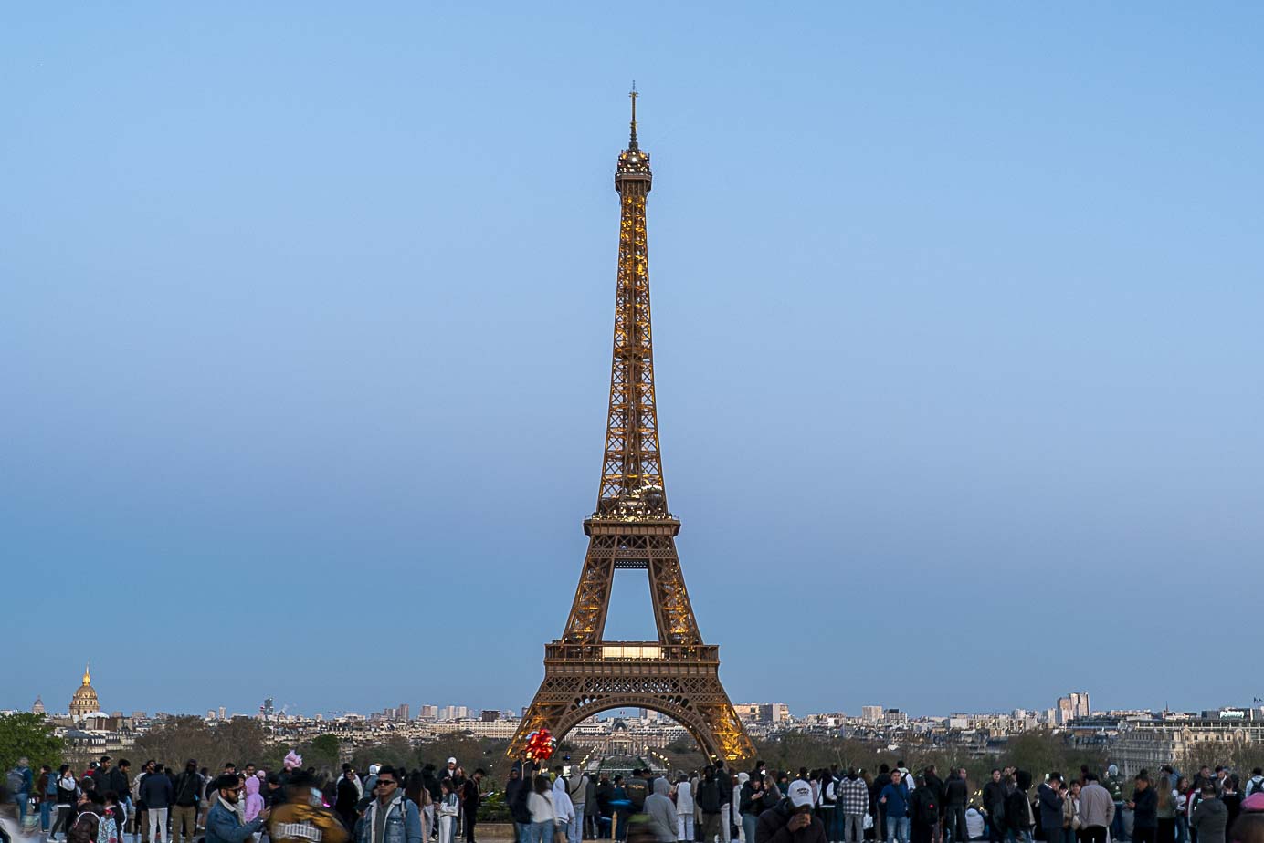 Photo devant la Tour Eiffel la nuit depuis le Trocadéro, spot Paris Tour Eiffel romantique