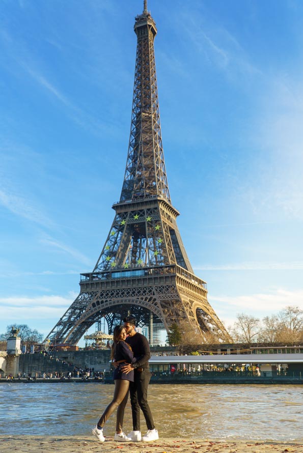 Spot photo Port Debilly Tour Eiffel — couple romantique avec tour eiffel en entier et Seine berge pavée