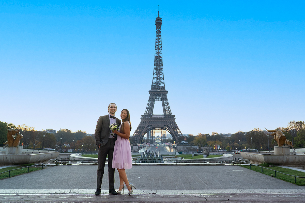 Couple élégant devant la Tour Eiffel aux jardins du Trocadéro, séance photoshoot Paris