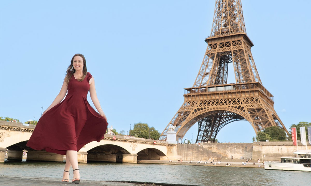 Portrait d'un couple sur le Pont d’Iéna avec la Tour Eiffel en arrière-plan, séance photoshoot Paris
